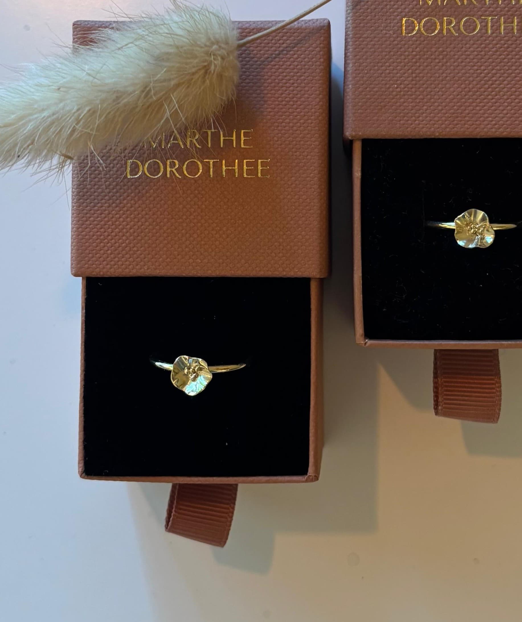 Gouden ketting met klaproosje hanger
